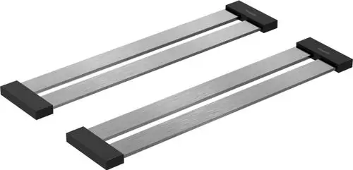 Edelstahl-Abtropfgitter mit schwarzem Kunststoffrand, hergestellt von Hansgrohe, zum Abtropfen von Geschirr oder Lebensmitteln geeignet.
